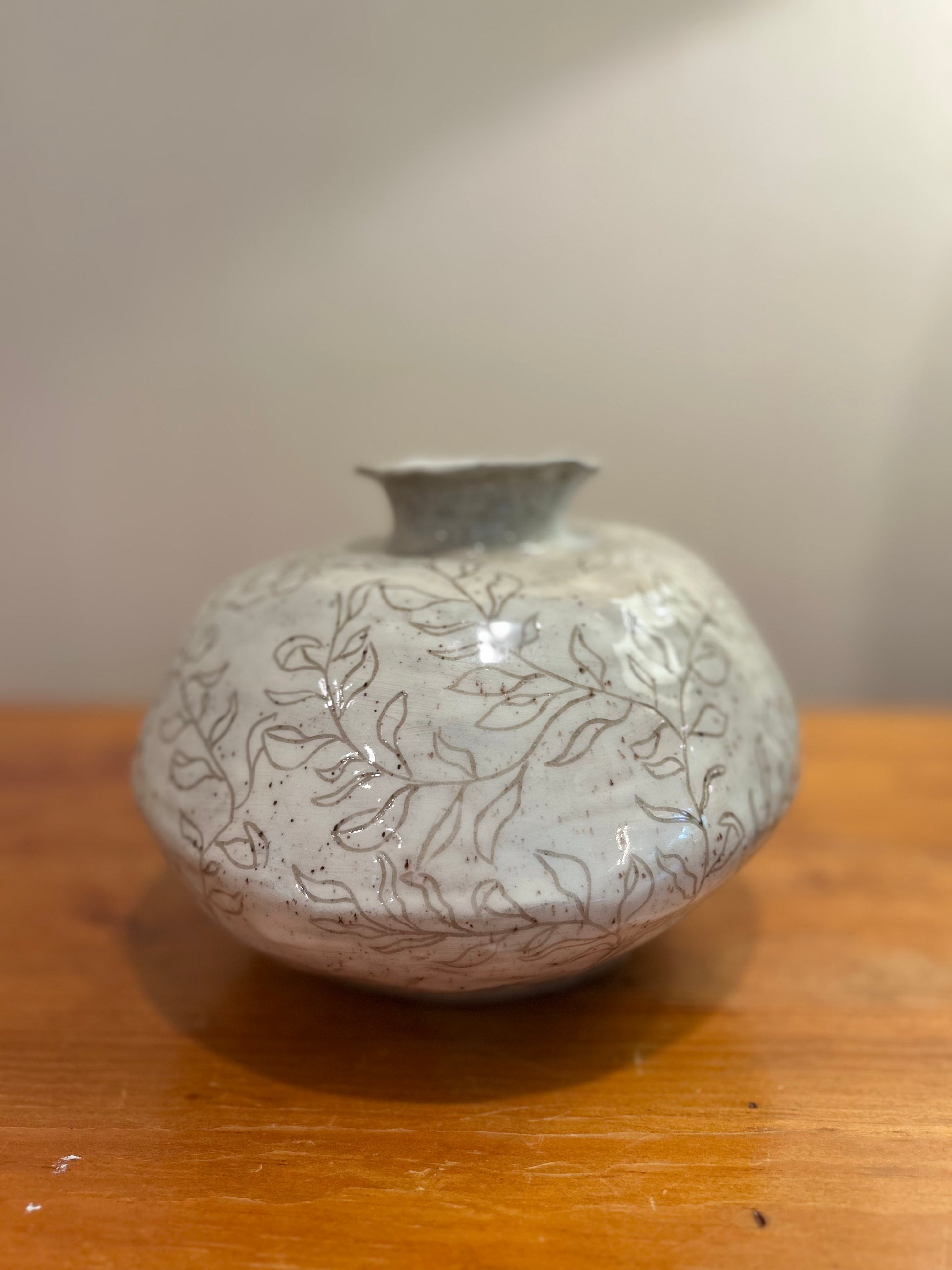 Ceramic vase with leaf patterns 